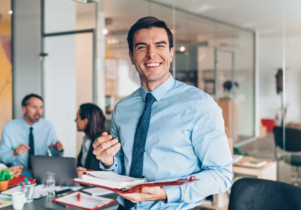 chef d'entreprise tout sourire de face grâce à la solution Ubikap