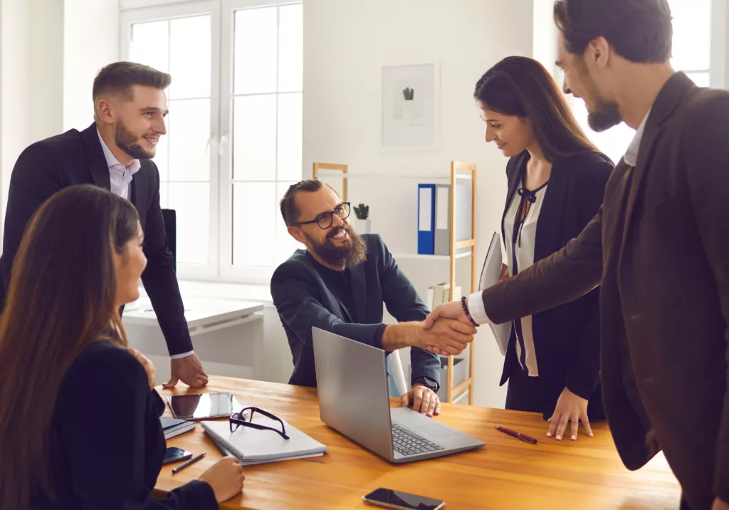 équipe prête pour la formation de la solution Ubikap, poignée de main